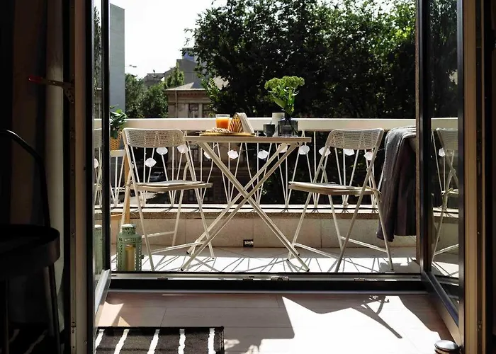 Bright 2Br Apartment - Top Location - City Balcony