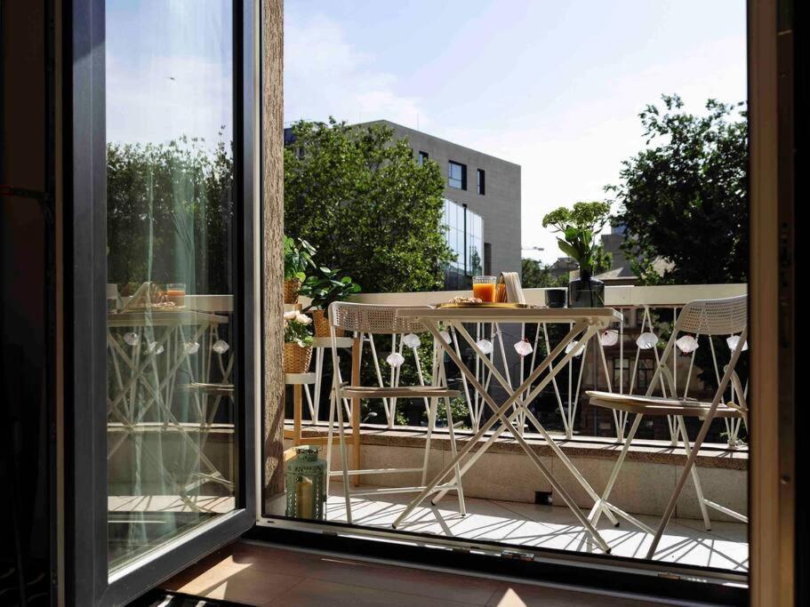 Bright 2br - Location - Balcony *