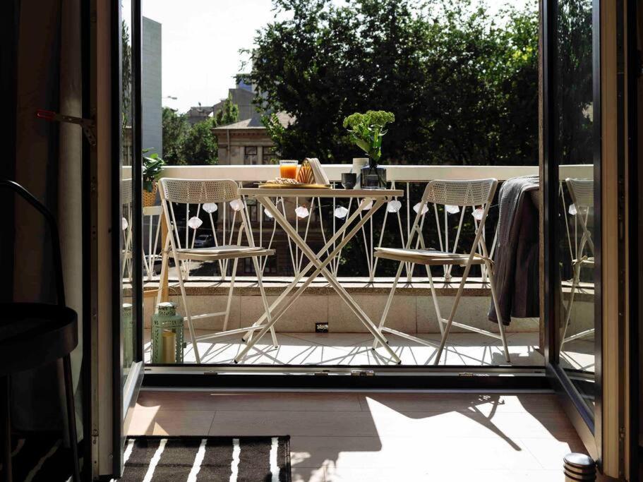 Bright 2br - Location - Balcony *