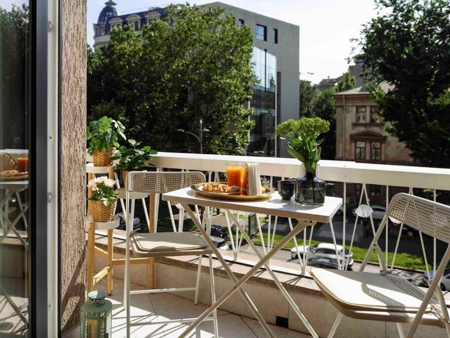 Bright 2br - Location - Balcony Apartment *