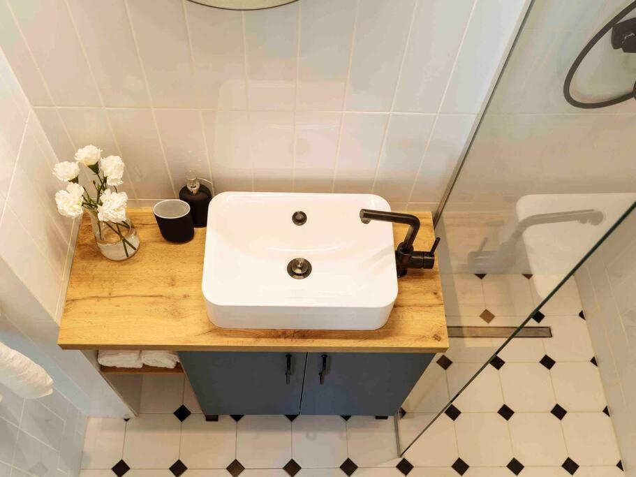 Bright 2br - Location - Balcony Apartment