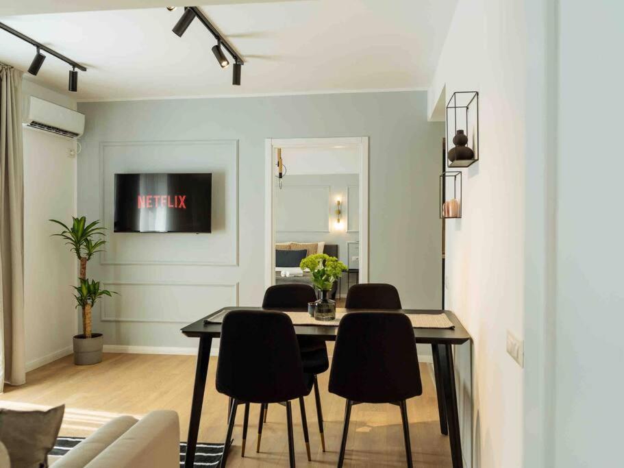 Bright 2br - Location - Balcony *
