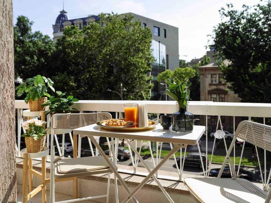 Apartment Bright 2br - Location - Balcony Bucharest