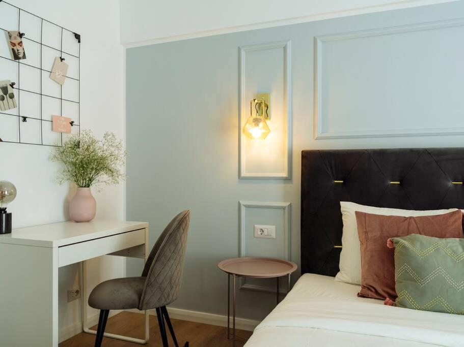 Bright 2br - Location - Balcony *