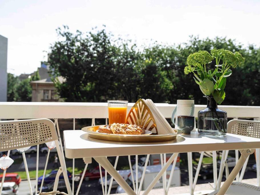 Bright 2br - Location - Balcony